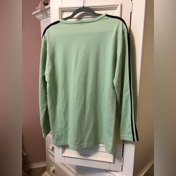 🧩 Pale lime green top with black pinstripes on sleeves. - Picture 4 of 5